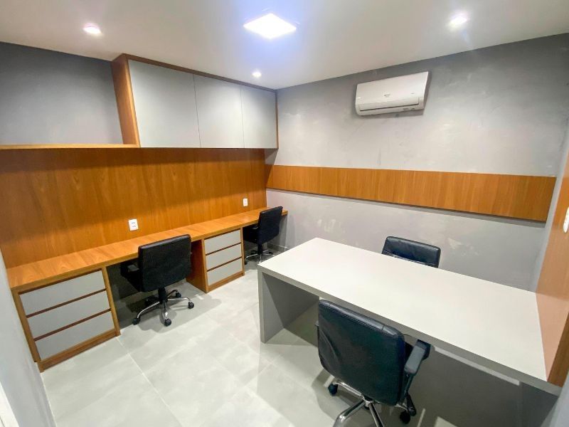 Sala de trabalho do escritório com bancada de madeira e estações